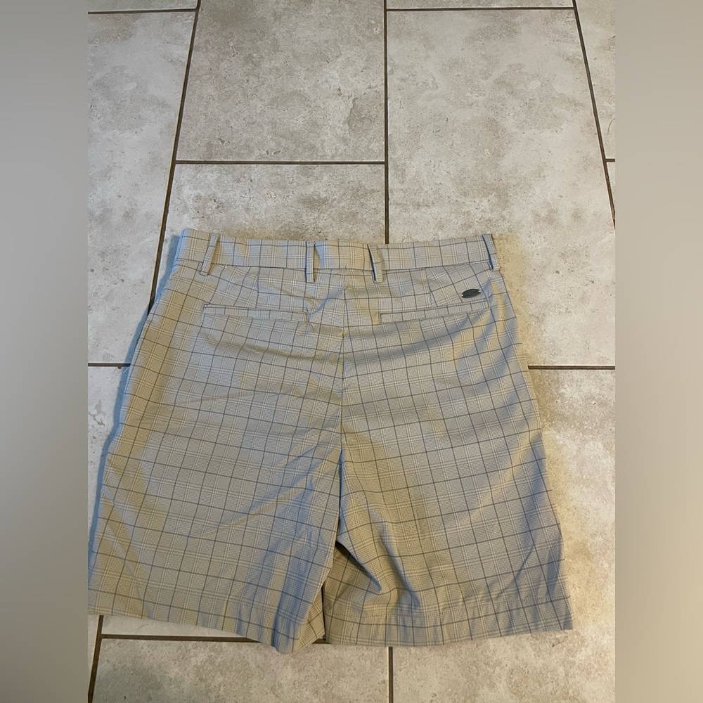 Greg Norman Men’s Golf Shorts - Picture 2 of 4